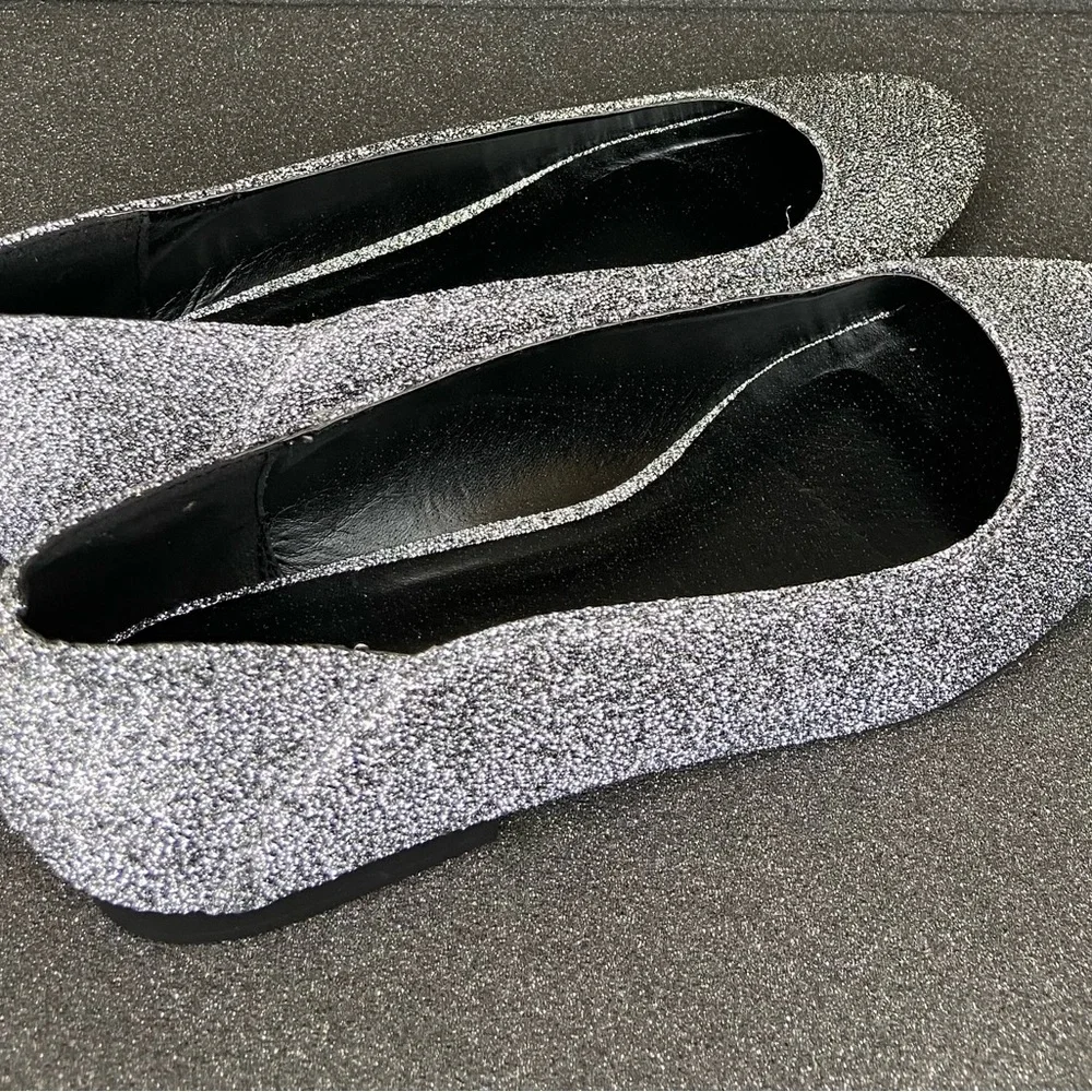Qupid Women’s Moby-22 Pewter Stretch Lurex Flats Size 8.5 (W56)
New in box - Picture 4 of 7